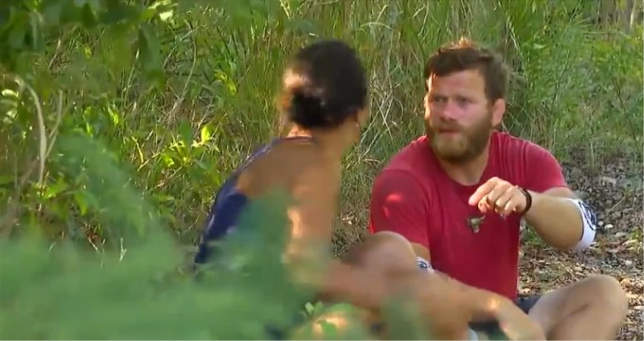 Survivor\'da Yarışan Sabriye Şengül, Tartıştığı Okay\'ın Yüzüne Tükürdü