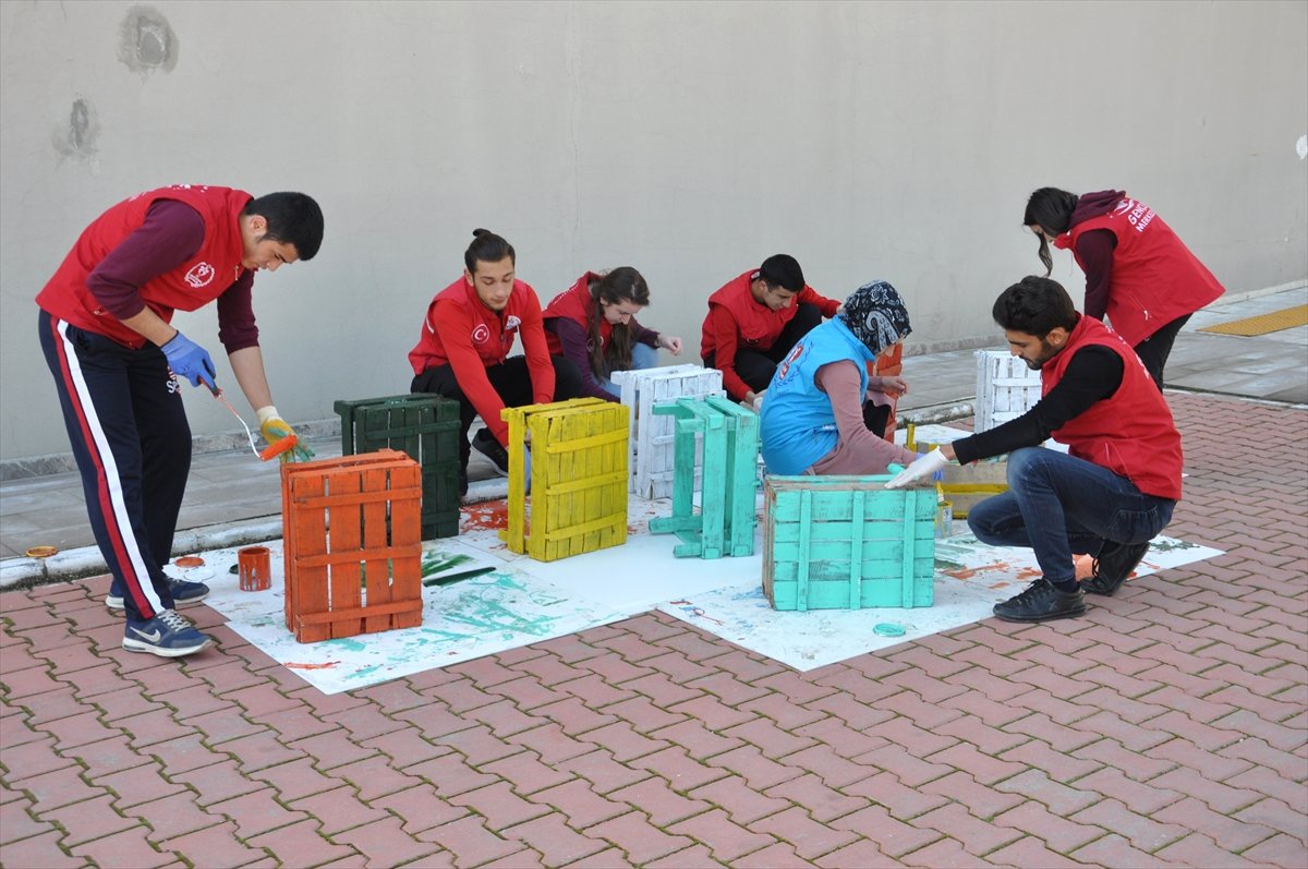 Tahta Kasaları Köy Okulları İçin Kitaplığa Dönüştürdüler
