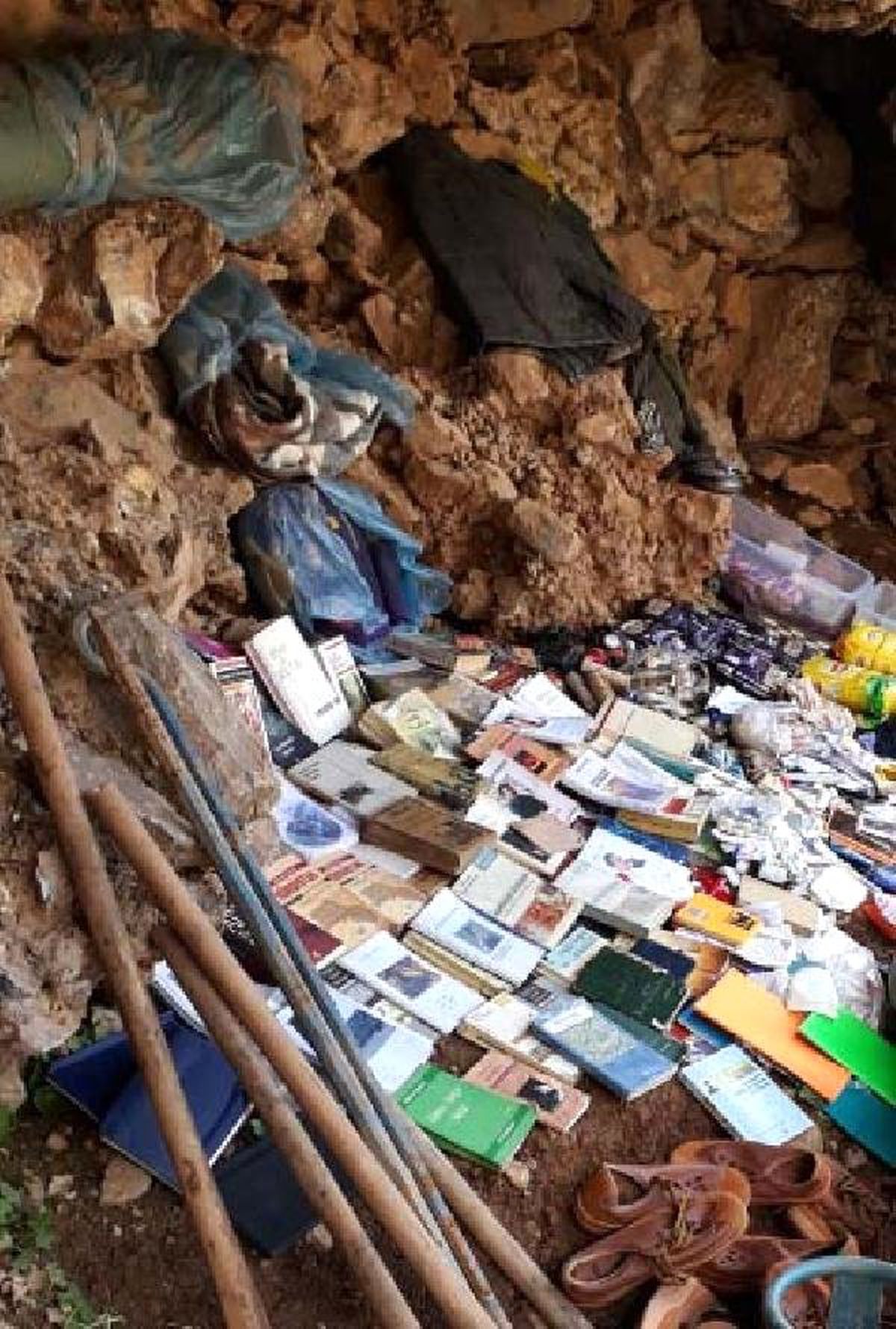 Tunceli\'de, Mağarada Örgütsel Doküman ve Yaşam Malzemesi Ele Geçti