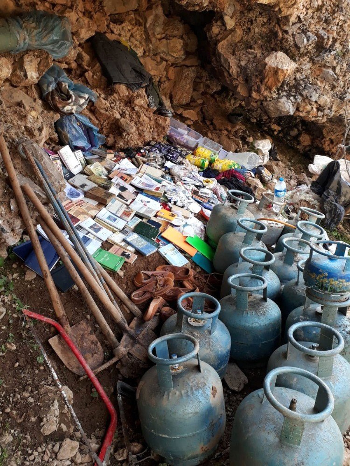Tunceli\'de Teröristlerin Kullandığı Mağara İmha Edildi, Malzemeler Ele Geçirildi