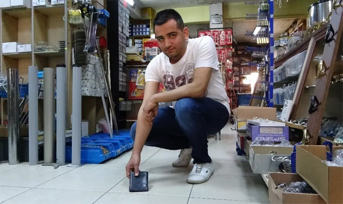 Yerde Bulduğu Cüzdanı İçindeki Paralarla Birlikte Sahibine Teslim Etti