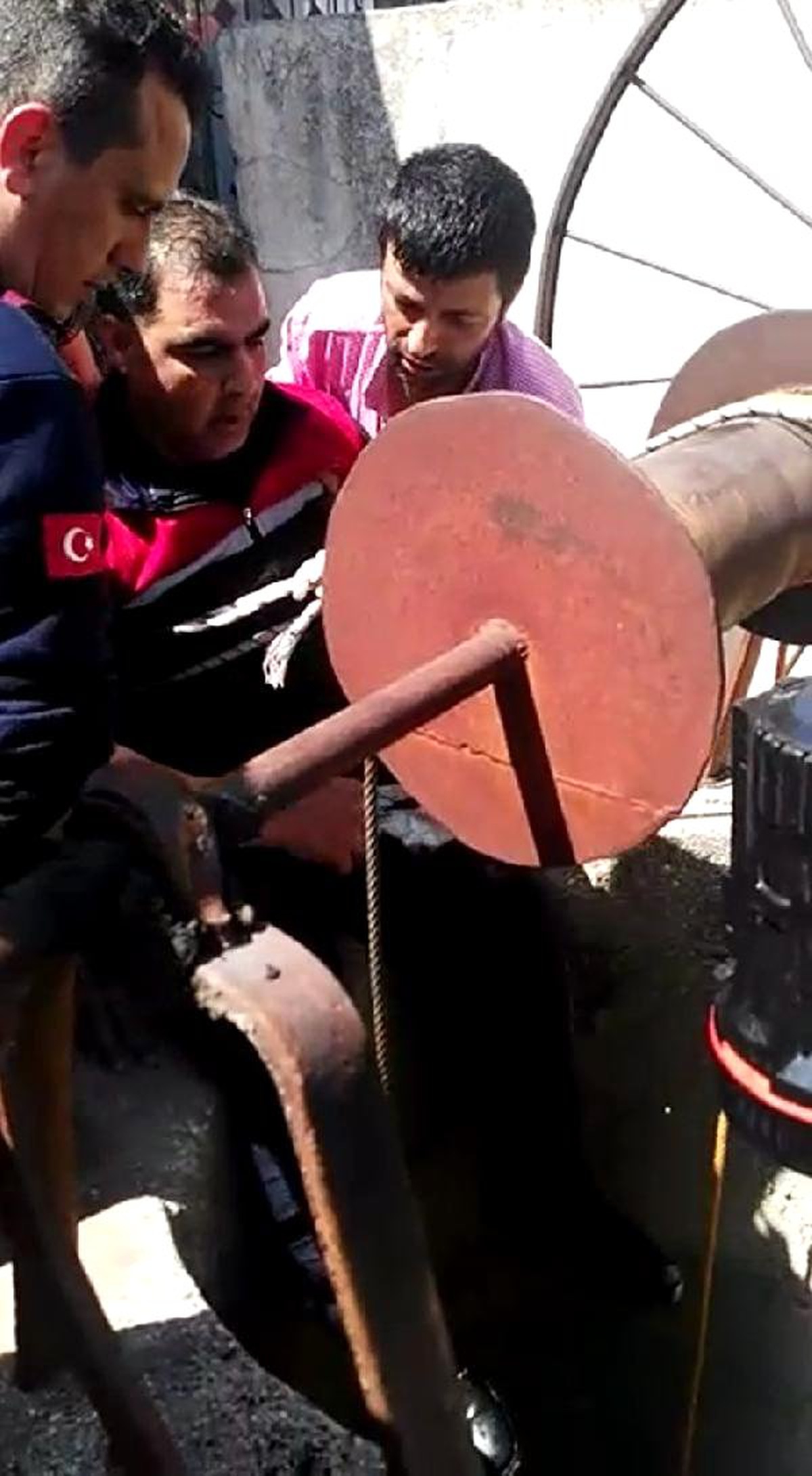 30 Metrelik Su Kuyusuna Atlayan Kadın Kurtarıldı