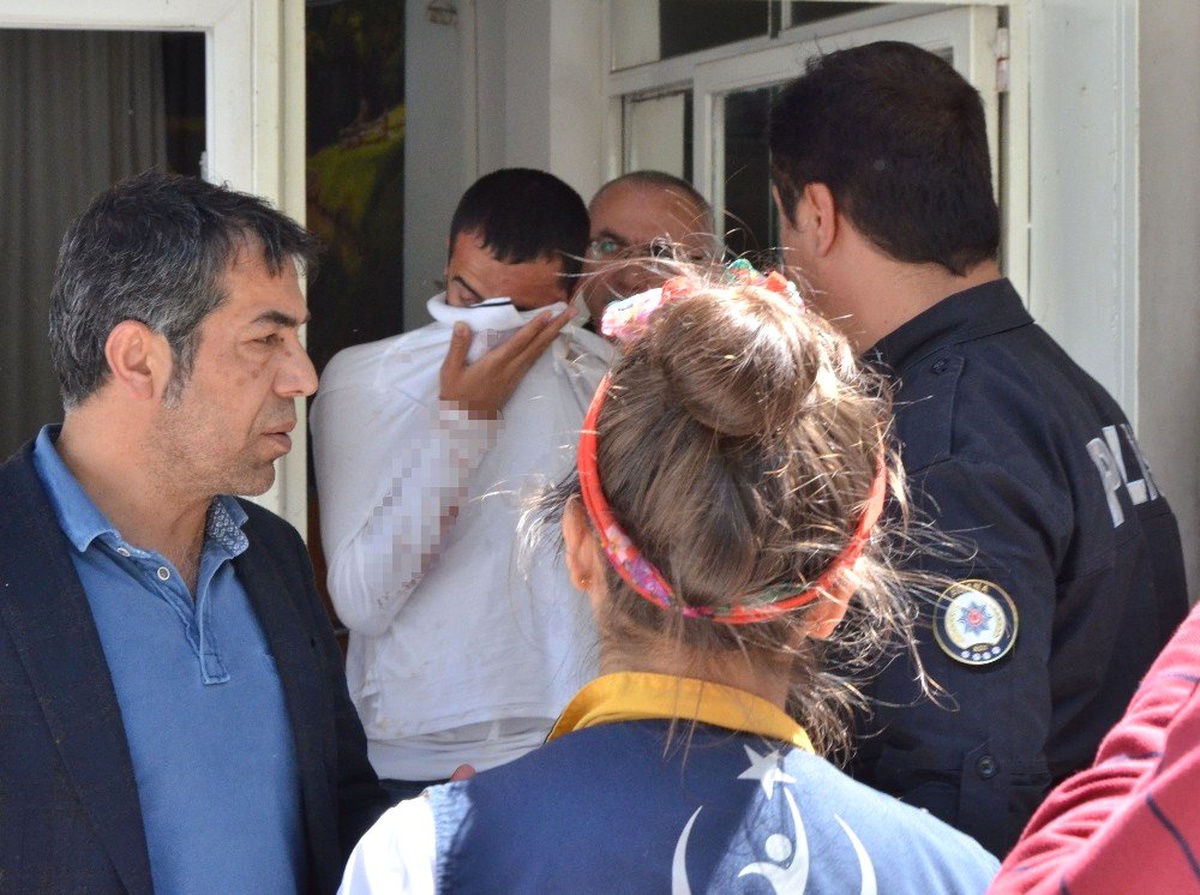 Adana Adliyesi\'nde Duruşma Çıkışı Sopalı Kavga: 2 Yaralı