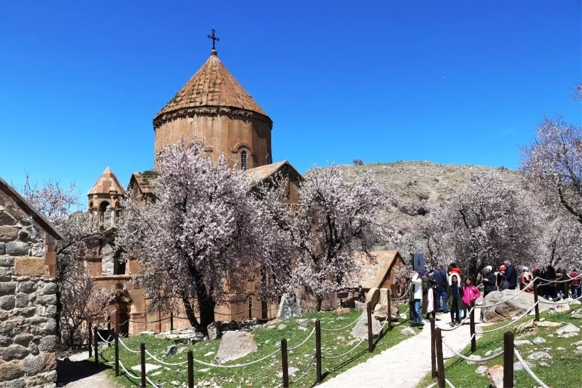 Akdamar Adası\'na Ziyaretçi Akını