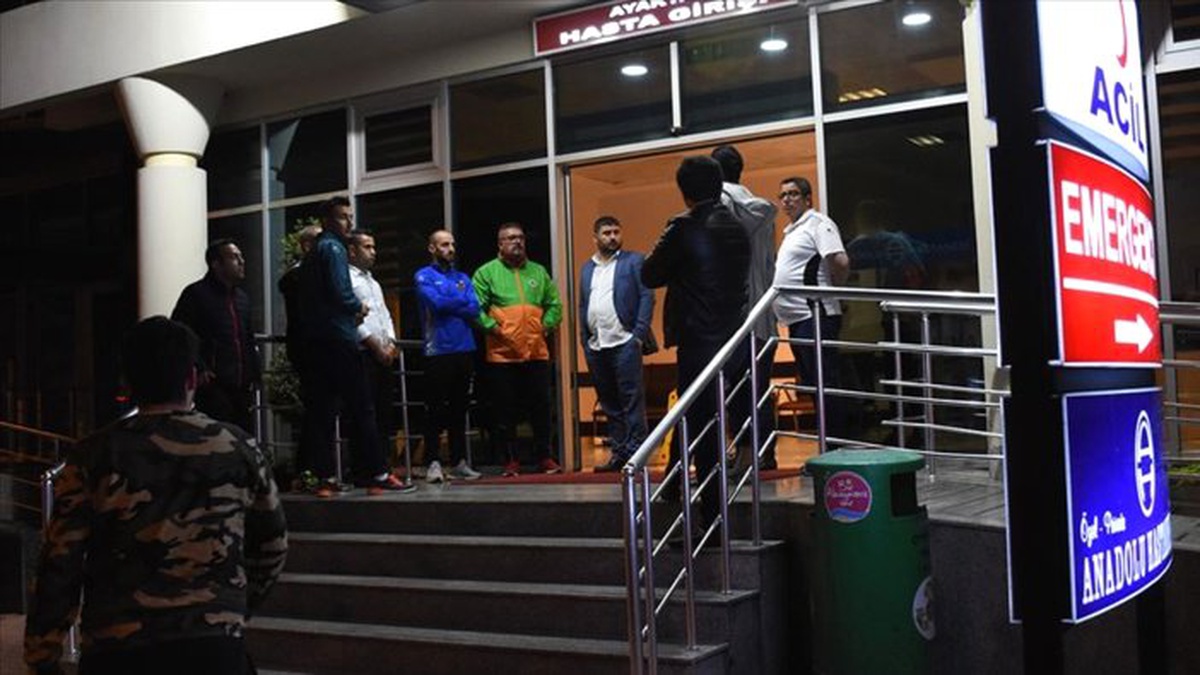 Alanyasporlu futbolcuları taşıyan minibüs devrildi