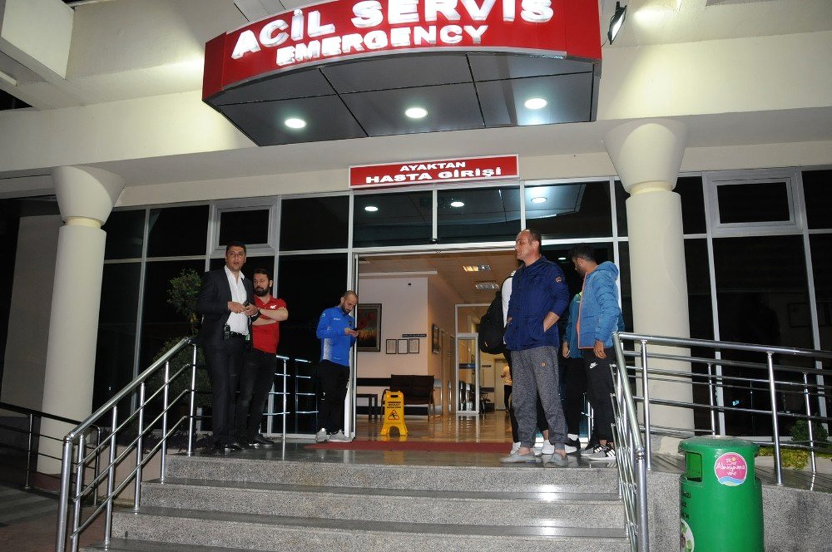 Alanyasporlu Oyuncuları Taşıyan Vıp Minibüs Kaza Yaptı: 1\'i Ağır 7 Yaralı