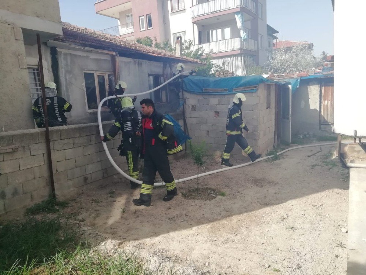 Alevlerin Arasına Giren Ekipler Tavukları Kurtardı