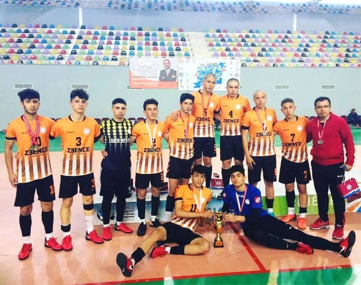 Arif Molu T.e.m.l Erkek Futsal Takımı Türkiye İkincisi Oldu