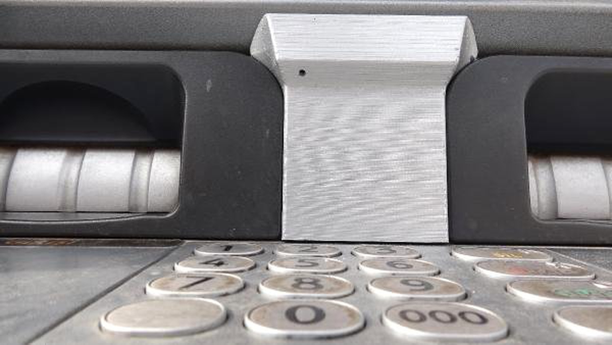 Atm\'de Kopyalama Düzeneği ve Gizli Kameraya 2 Gözaltı