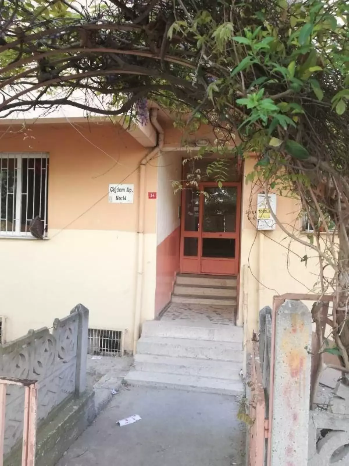 Avcılar\'da 5 Katlı Bina Çökme Riski Nedeniyle Boşaltıldı (1)