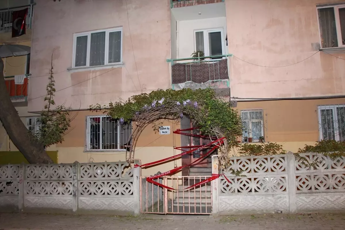 Avcılar\'da Çökme Riski Bulunan Bina Boşaltıldı