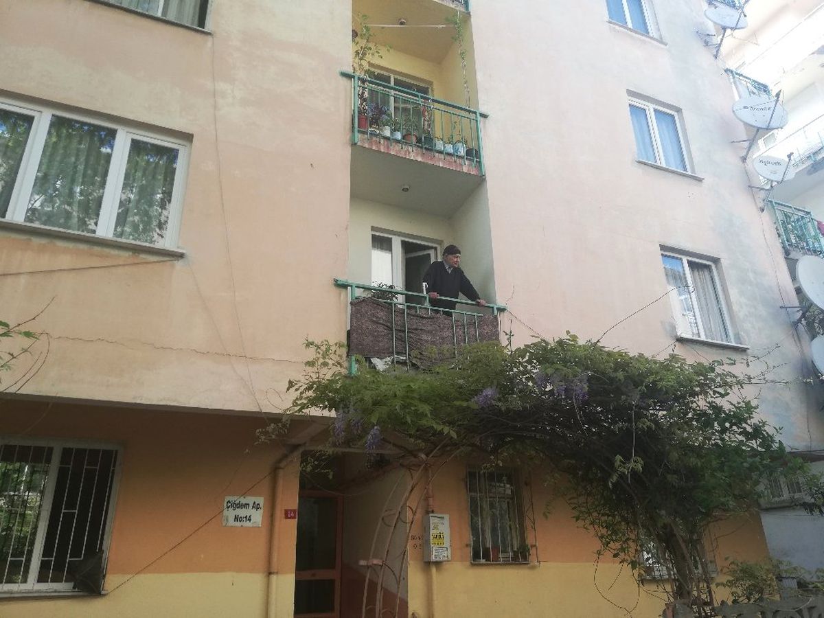 Avcılar\'da Giriş Katta Duvarı Çöken Bina, Boşaltıldı