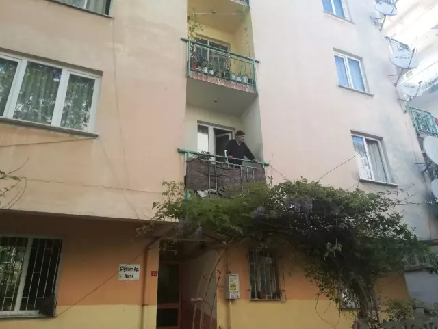 Avcılar’da Giriş Katta Duvarı Çöken Bina, Boşaltıldı Son Dakika