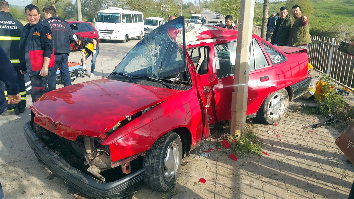 Aydınlatma Direğine Çarpan Otomobilin Sürücüsü Yaralandı
