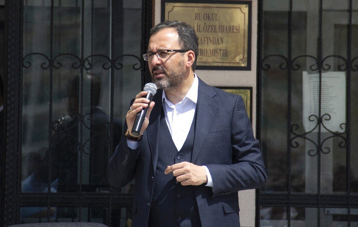 Bakan Kasapoğlu: "Alanyaspor ve Futbol Camiamızın Başı Sağ Olsun"