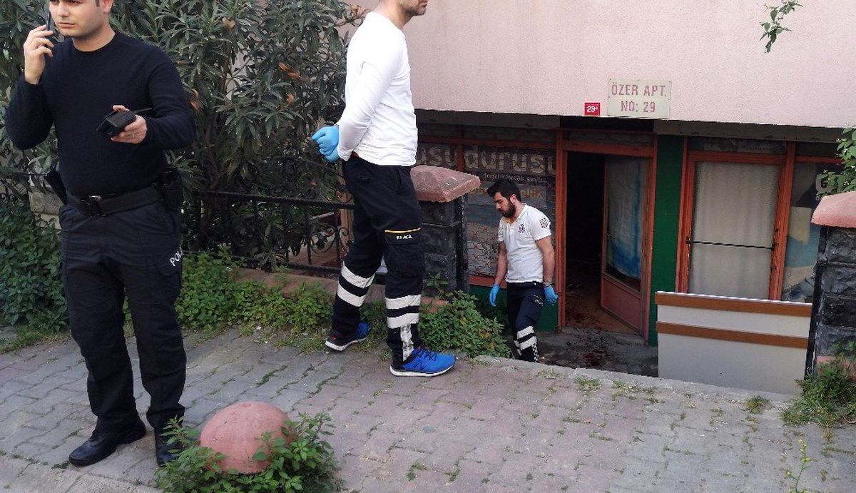 Bakırköy\'de Bir Esnaf Boğazından Bıçaklanarak Öldürüldü