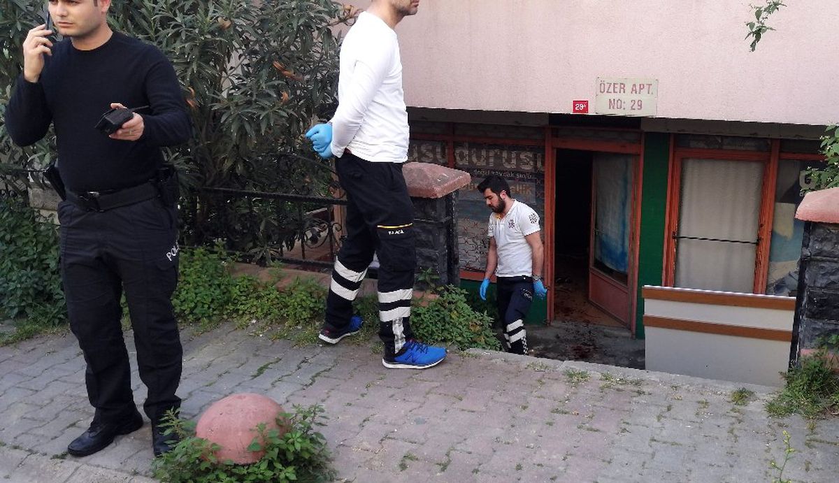 Bakırköy\'de Bir Esnaf Boğazından Bıçaklanarak Öldürüldü