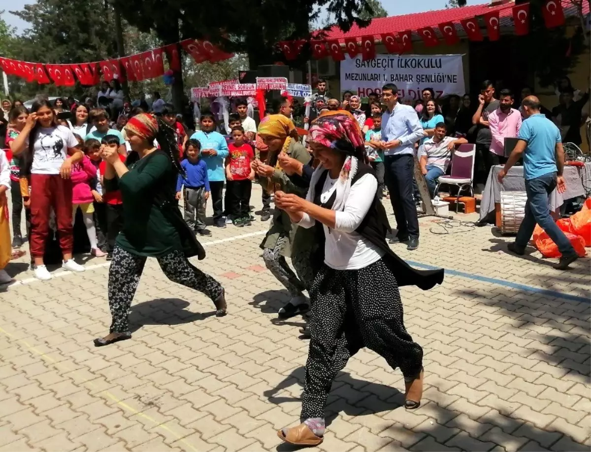 Başkan Karalar, Saygeçit 1.bahar Şenliğinde Plaket Dağıttı