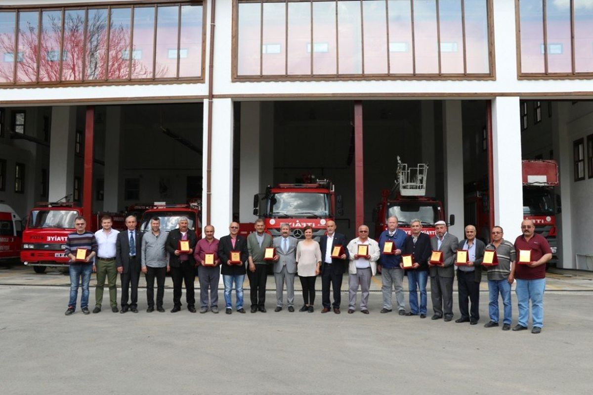 Başkan Köse\'den Emekli Olan İtfaiyecilere Plaket