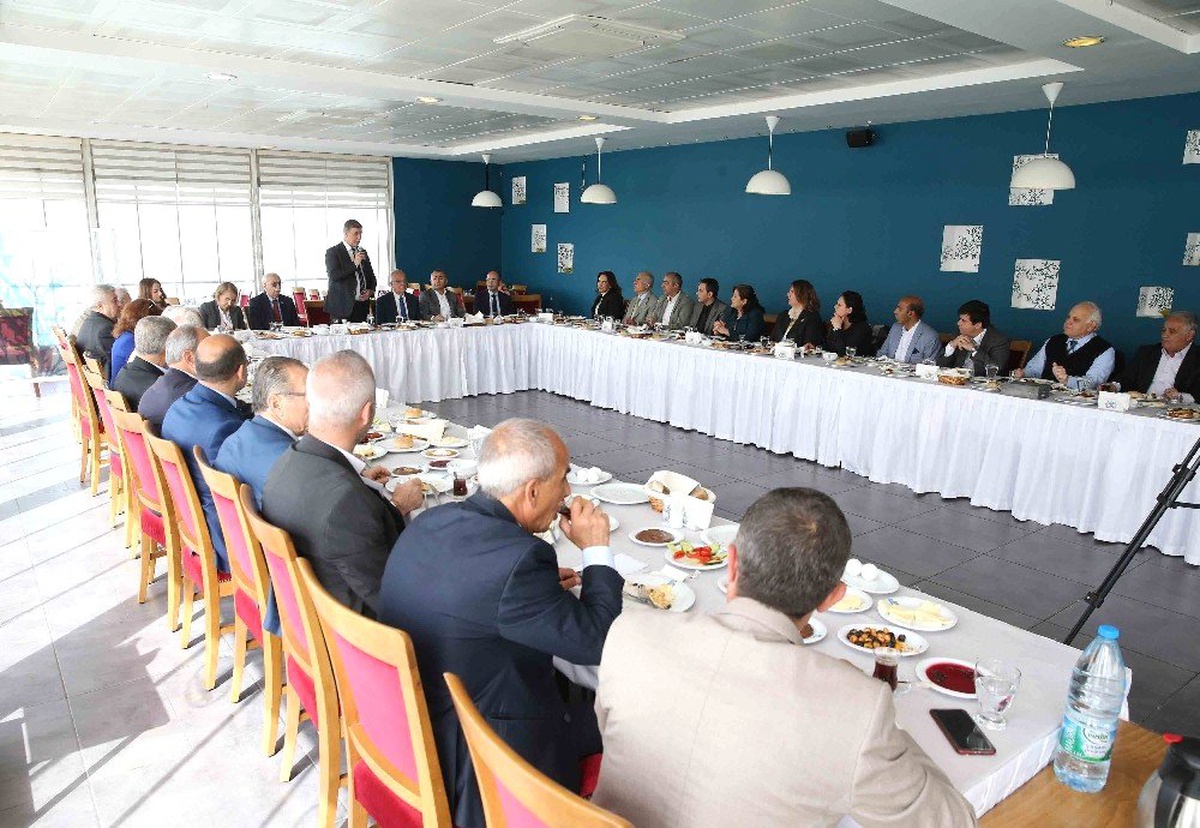 Başkan Tugay Muhtarlarla Buluştu, Eşit Hizmet Sözü Verdi