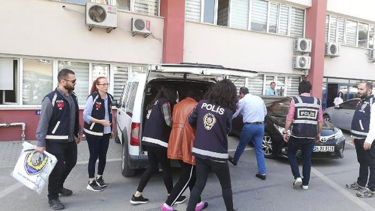 Baskına Gelen Polisleri Görünce Pencereden Uyuşturucuyu Attı
