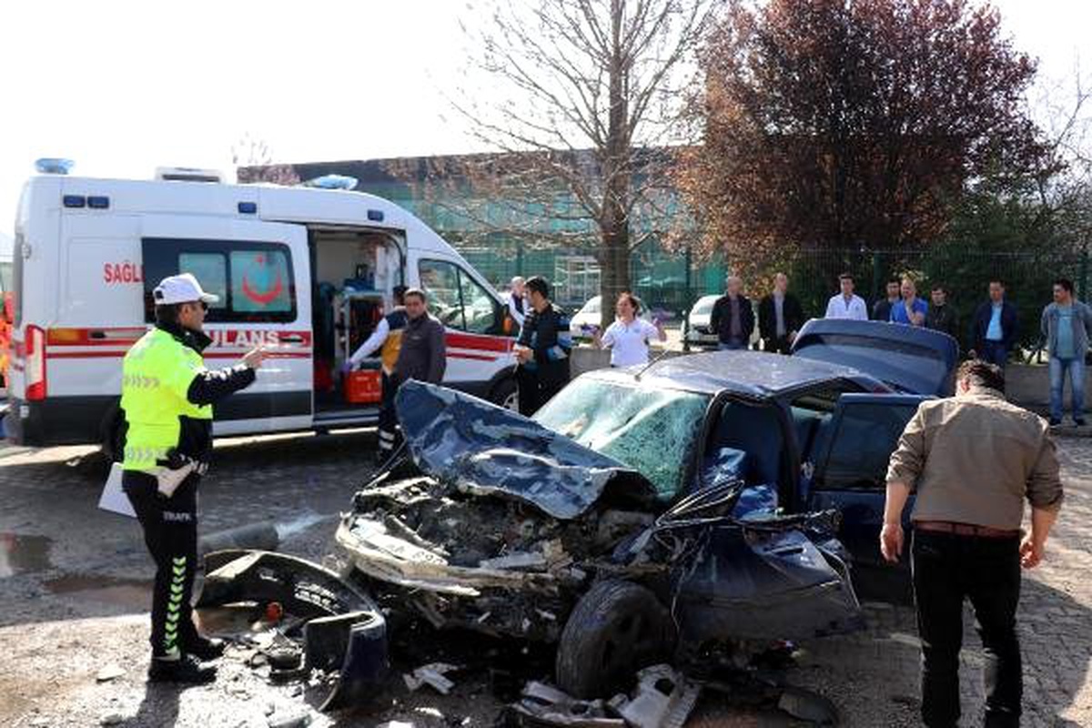 Bolu\'da İşçi Servisi ile Otomobil Çarpıştı: 12 Yaralı