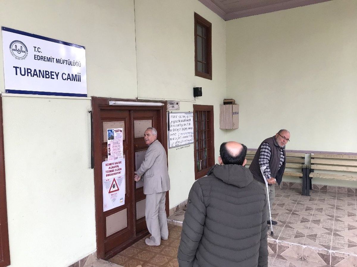 Bu Caminin Musluklarını Hep Çalıyorlar