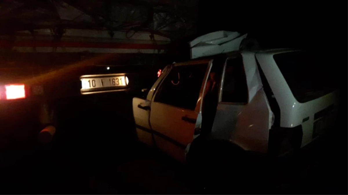 Bursa\'da Otomobil Tırın Altına Girdi: 2 Yaralı