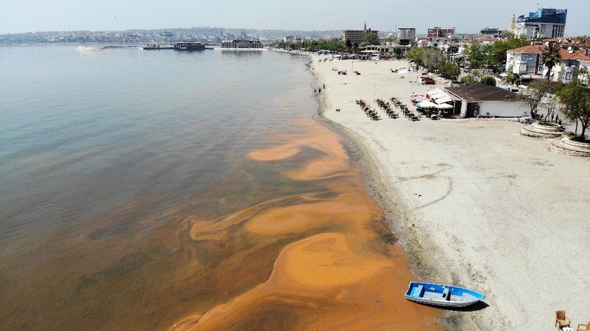 Büyükçekmece\'de Turuncuya Dönen Deniz, Havadan Görüntülendi