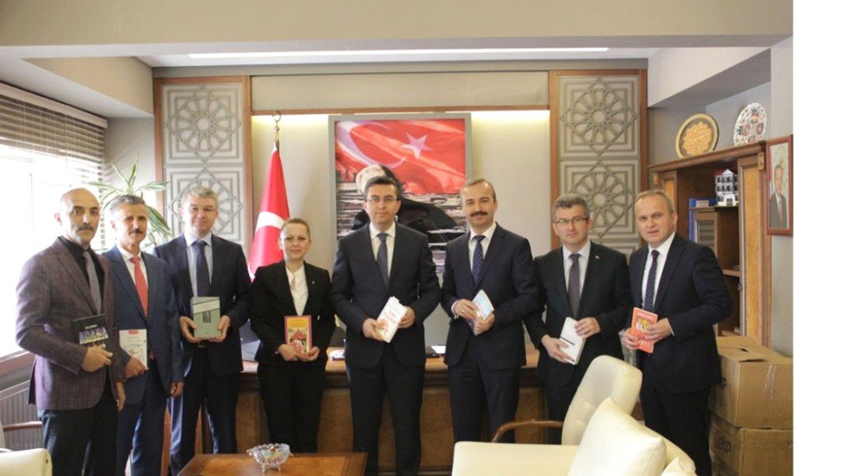 Çaycuma Kaymakamı Keçeli, 52 Okula 2600 Kitap Dağıttı