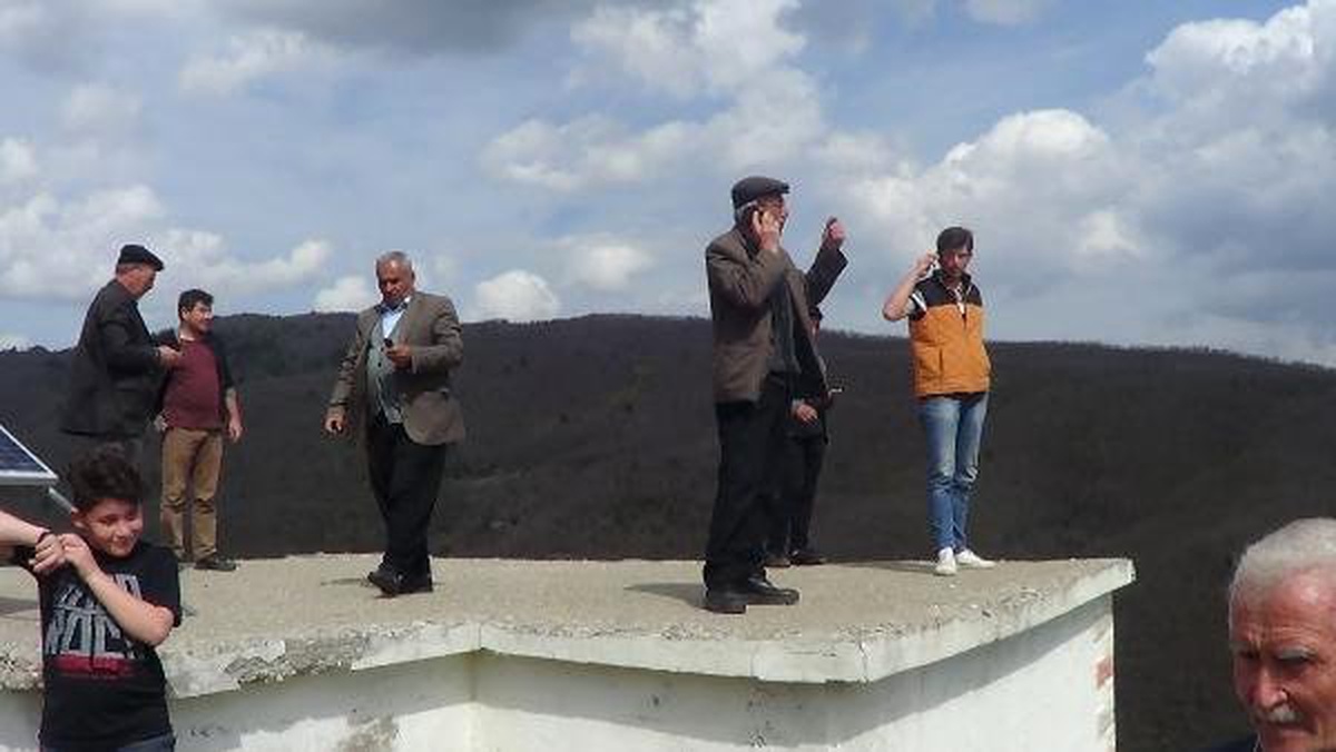 Cep Telefonu ile Konuşmak İçin 1 Kilometre Yürüyüp, Su Deposuna Çıkıyorlar