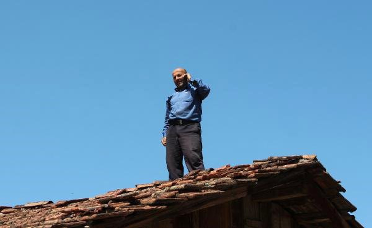 Cep Telefonu ile Konuşmak İçin Minare, Ağaç ve Çatılara Çıkıyorlar