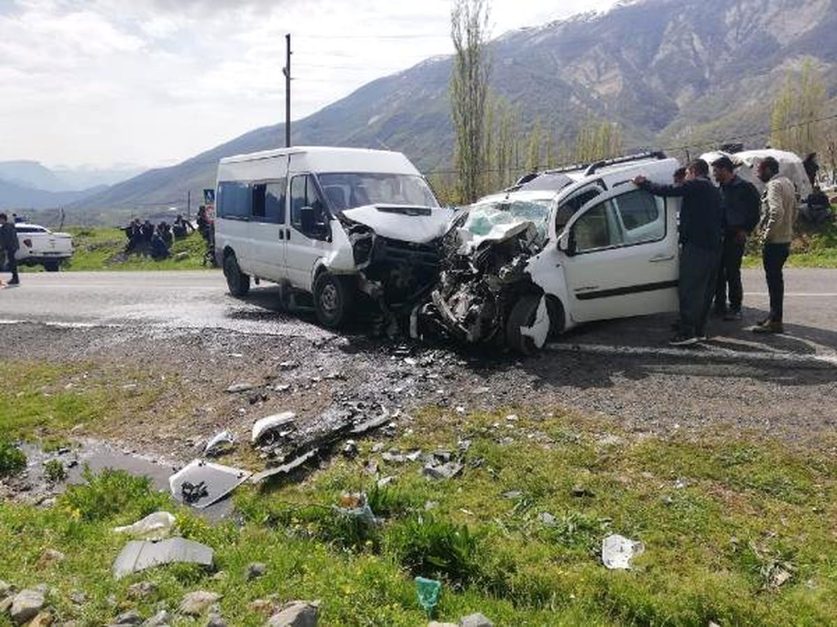 Çukurca\'da İki Araç Çarpıştı: 3\'ü Ağır, 5 Yaralı