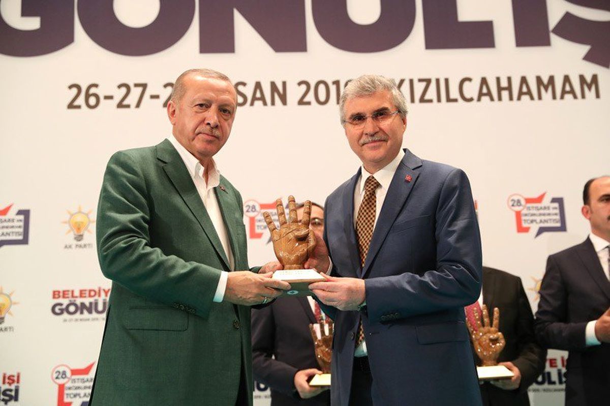 Cumhurbaşkanı Erdoğan\'dan Başkan Yüce\'ye Başarı Plaketi