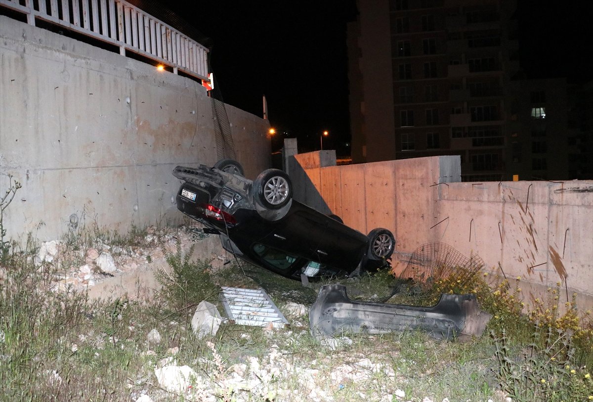 Demir Korkulukları Aşan Otomobil 3 Metre Aşağıya Düştü: 4 Yaralı