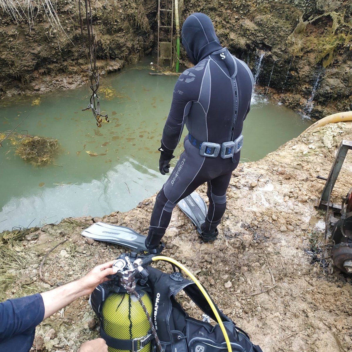 El Freni Çekilmeyen Traktör Su Kuyusuna Devrildi