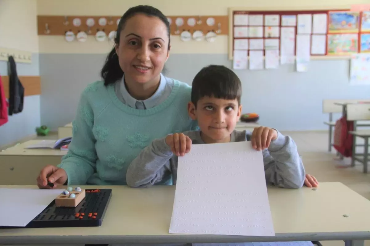 Eli Öpülesi Öğretmen, Görme Engelli Öğrencisi İçin Özel Ders Aldı