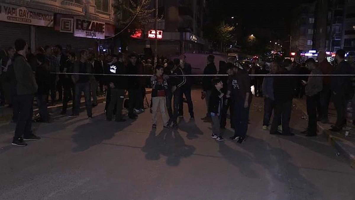 Esenyurt\'ta Cadde ve Binalarda Oluşan Çatlaklar Nedeniyle Tahliye Edilen Aileler Evlerine Geri Döndü