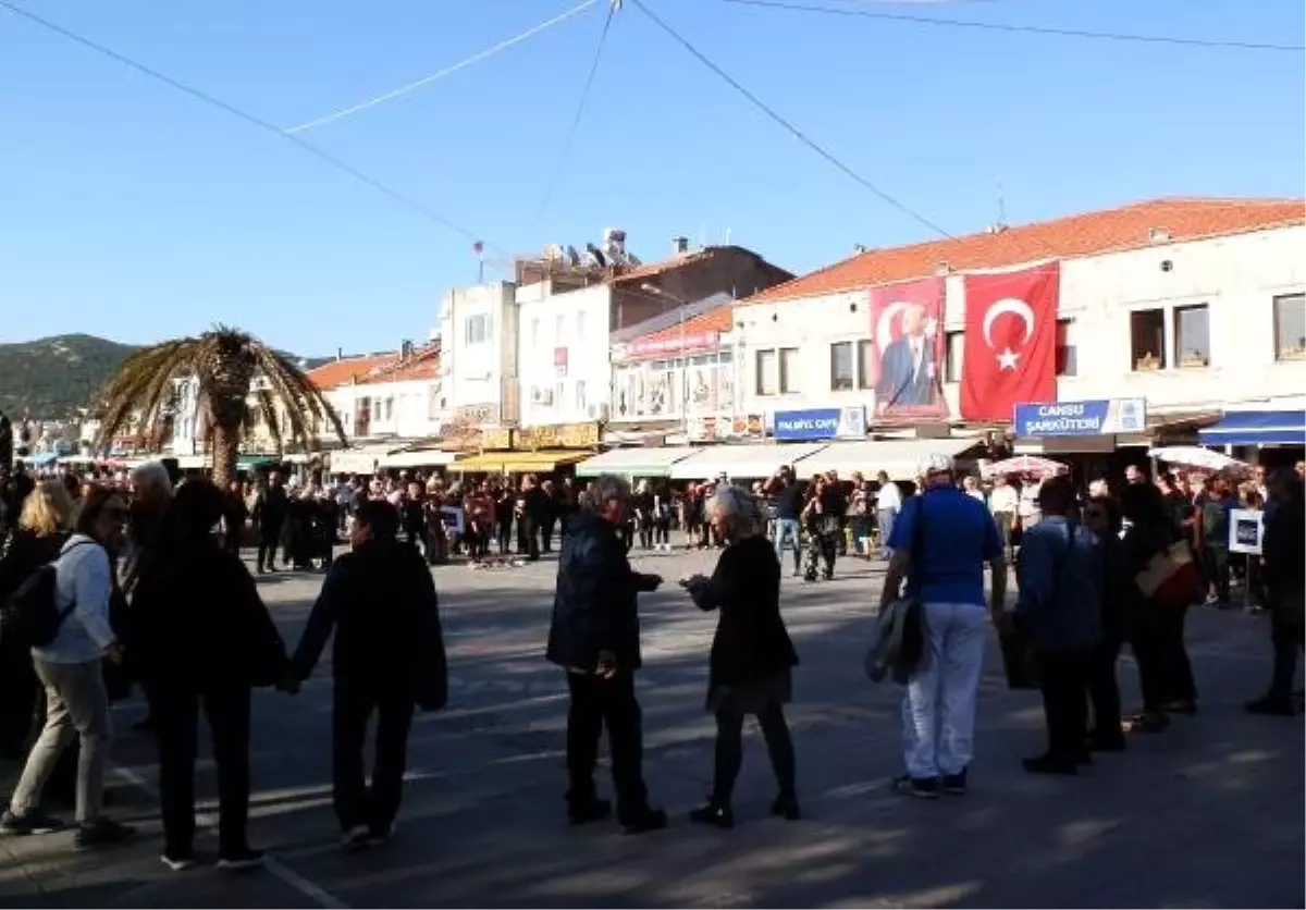 Foça\'da Çocuk İstismarı Protesto Edildi