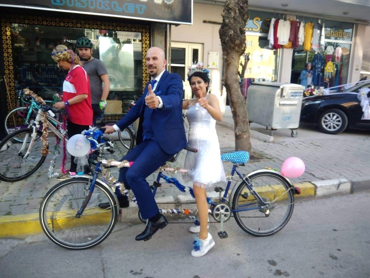 Gelin ile Damattan Bisikletli Düğün Konvoyu