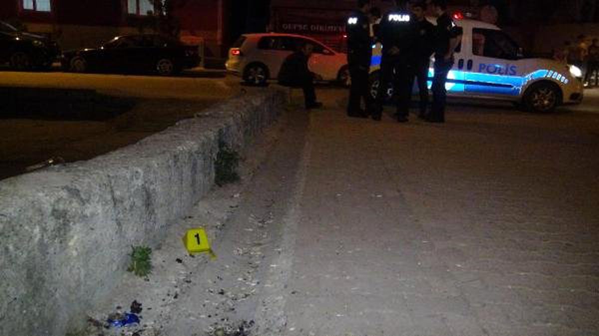 Hasımlarına Ateş Açtılar, Kaldırımda Oturan Çocuğu Vurdular