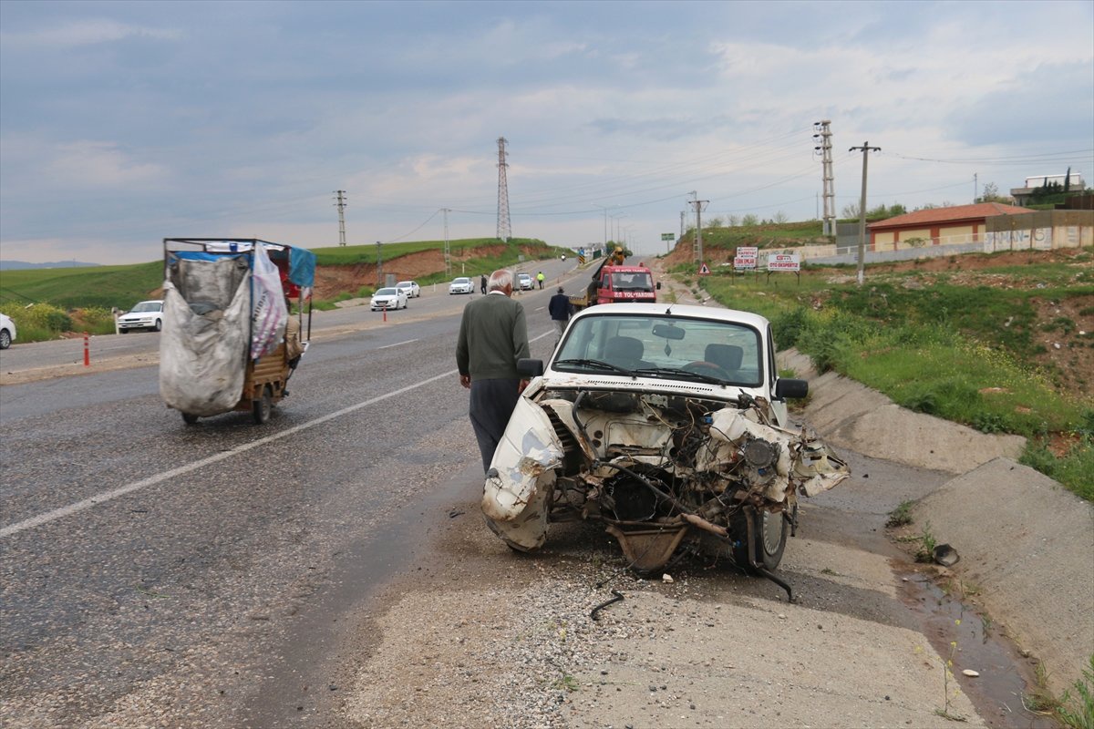 İkiye Ayrılan Otomobilinden Sağ Çıktı