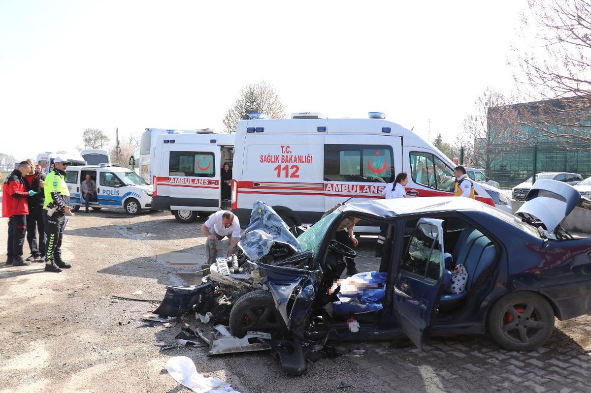 İşçi Servisiyle Otomobil Çarpıştı: 12 Yaralı