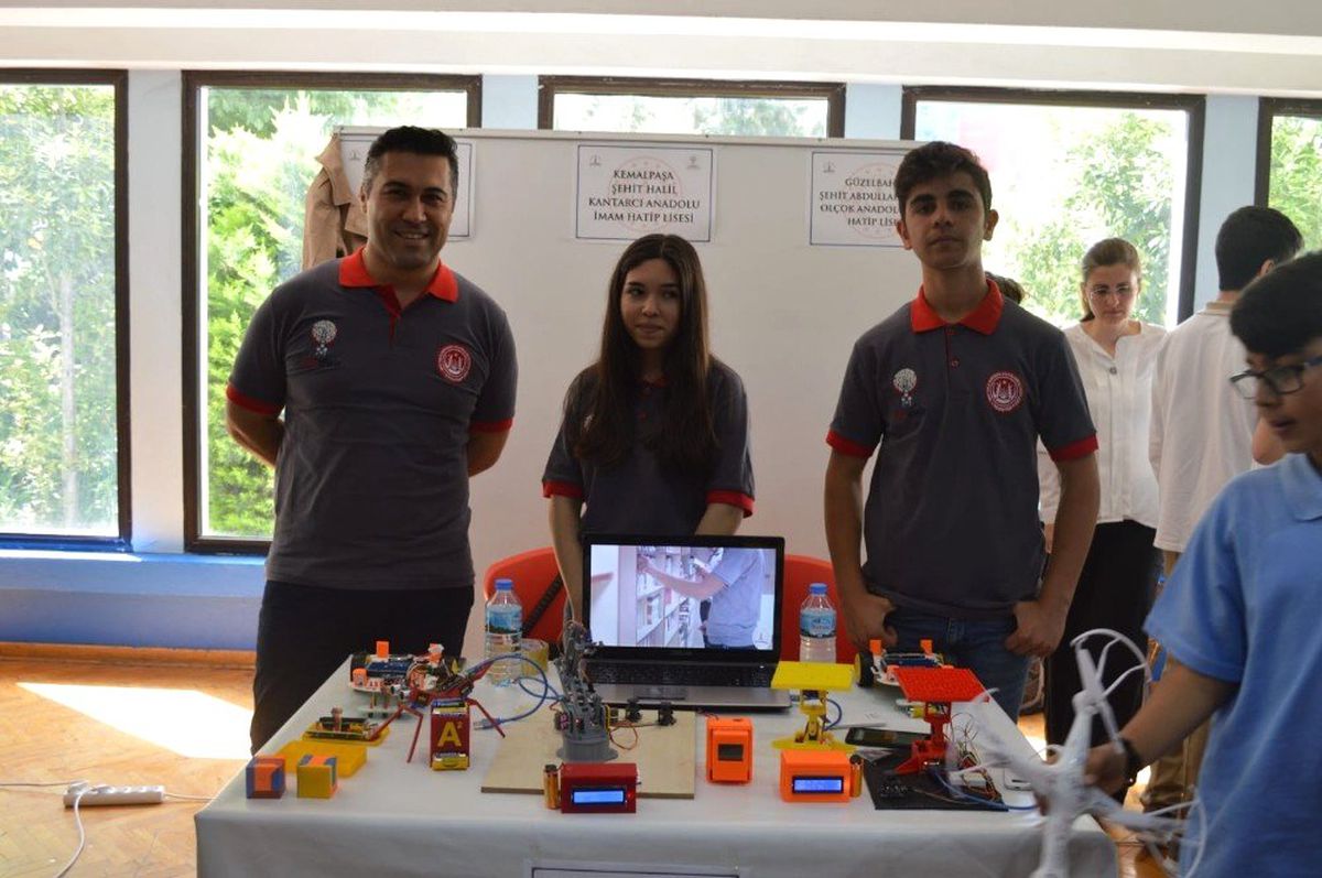 İzmir\'de Robotik Kodlama Tanıtım Günleri ve Yarışması Düzenlendi