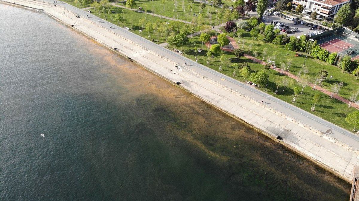Kadıköy\'de Turuncuya Bürünen Deniz Havadan Görüntülendi