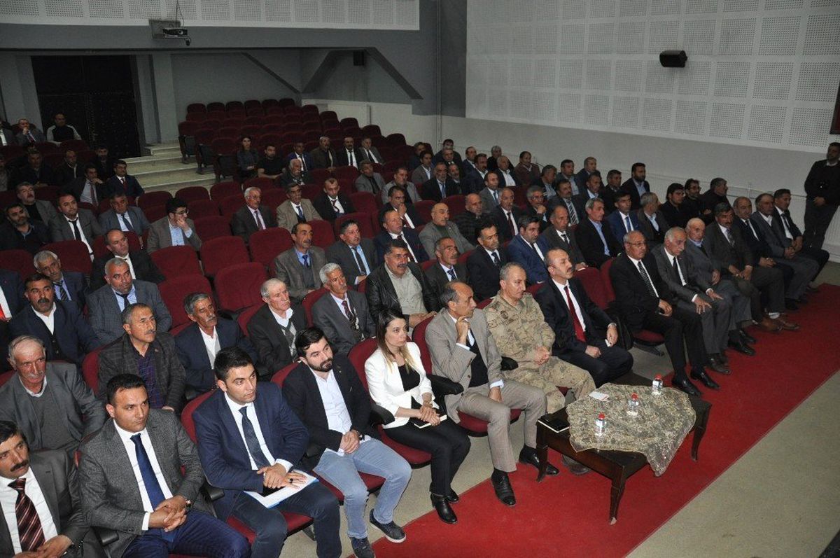 Kars Valisi Muhtarlarla Buluştu