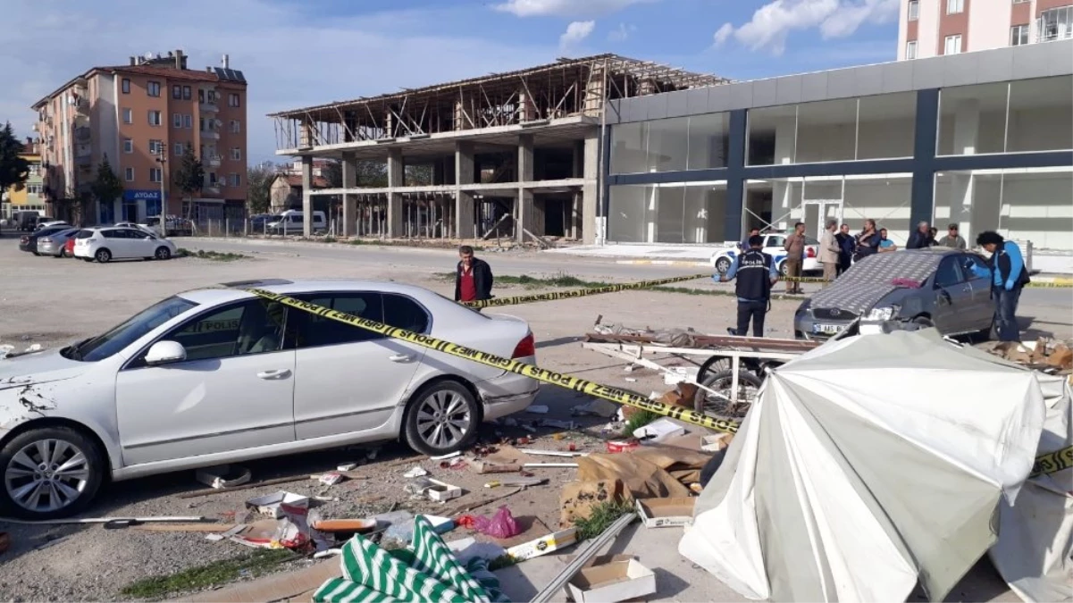 Kaza Yapan Otomobil Seyyar Satıcıların Arasına Daldı: 1 Ölü, 2 Yaralı