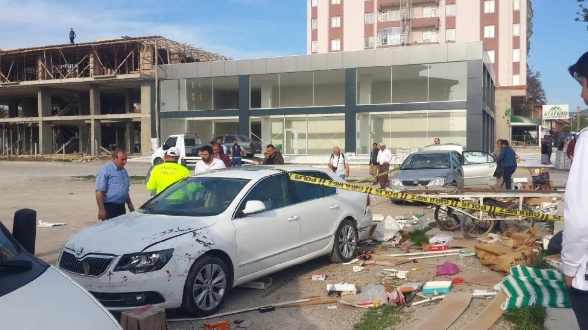Kaza Yapan Otomobil Seyyar Satıcıların Arasına Daldı: 1 Ölü, 2 Yaralı