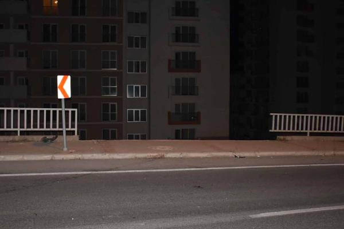 Kontrolden Çıkan Otomobil 3 Metre Yükseklikten Düştü
