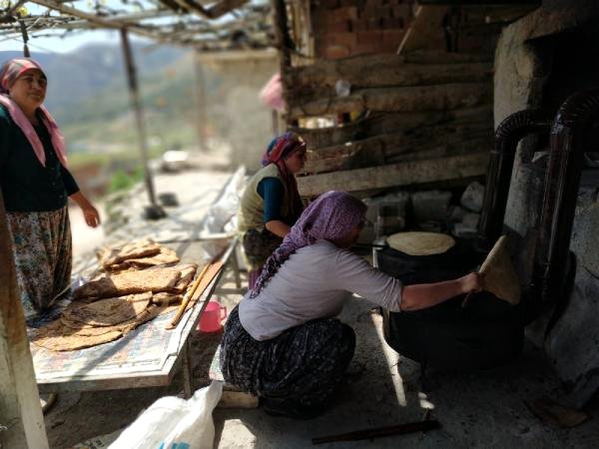 Köylü Kadınlar Ramazan Hazırlığı Geleneğini Sürdürüyor